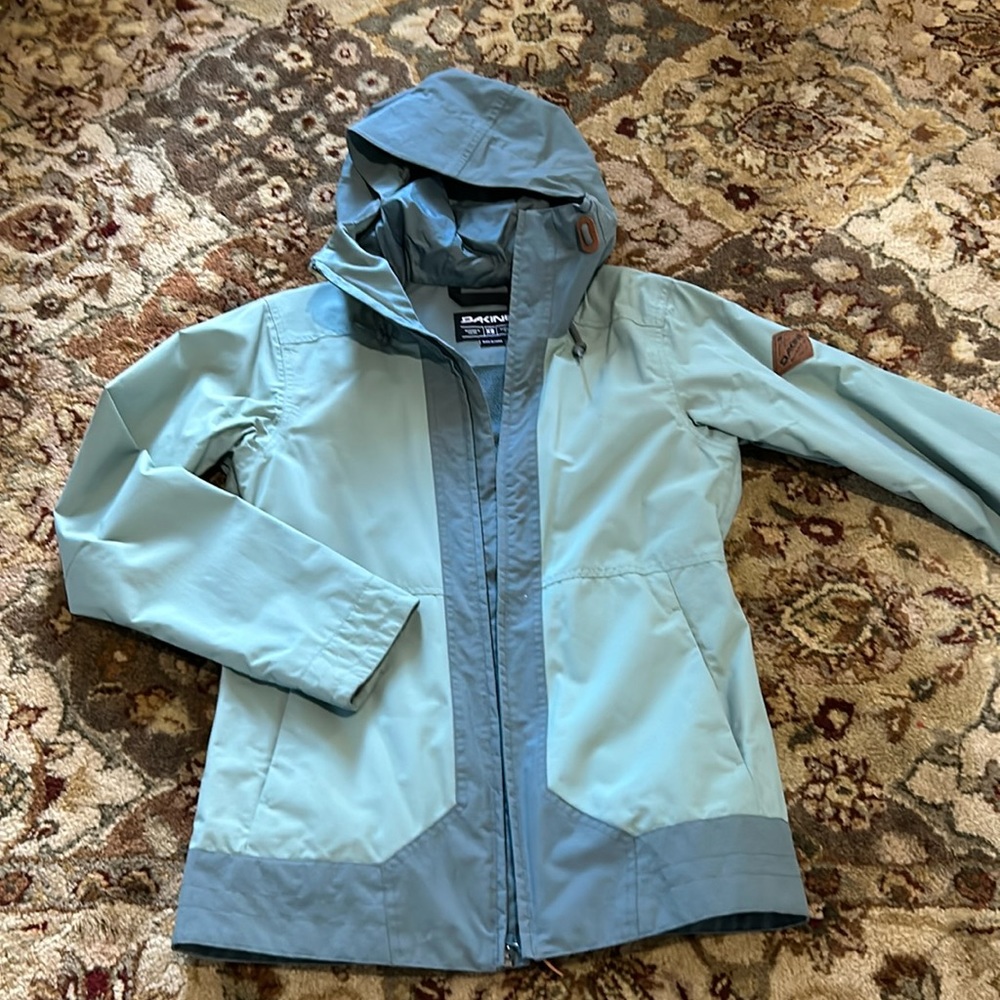 Women’s lightweight ski jacket. Light grey green.